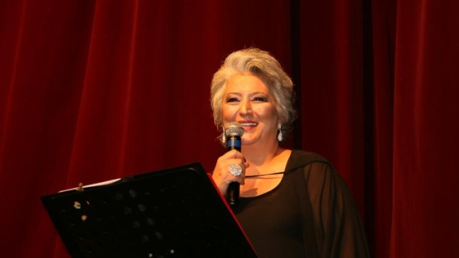 Bengü Efsen ile Şiir ve Müzik Gecesi