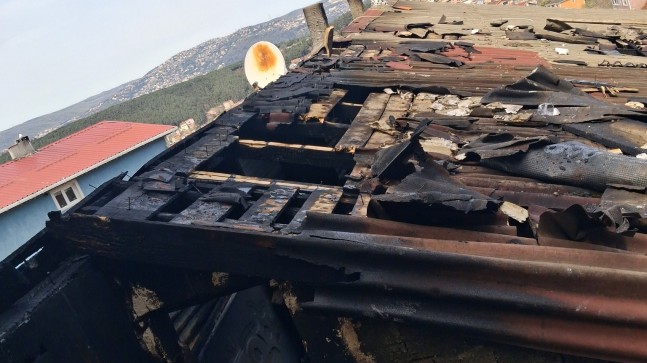 Ortaçeşme’de yangın: Bir ev küle döndü