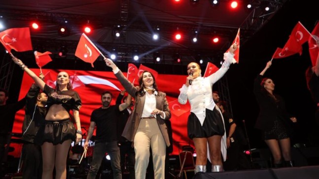 Beykoz’da 19 Mayıs Coşkusu Demet Akalın Konseriyle Zirve Yaptı
